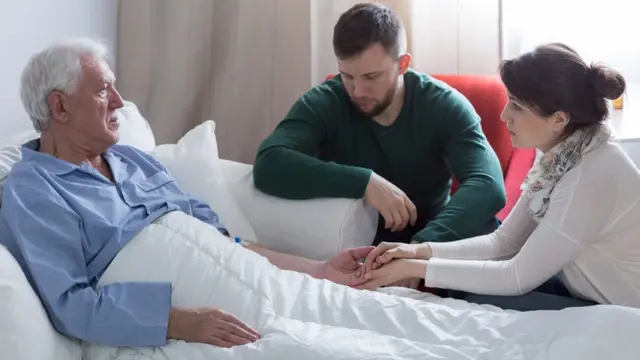 Взрослые дети у постели больного отца