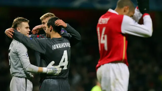 Akinfeev es felicitado por sus compañeros del CSKA