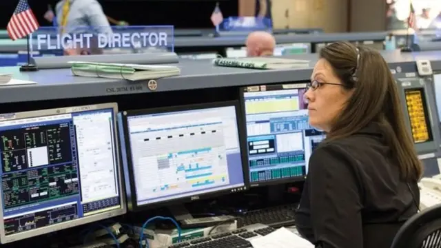امیلی نلسون، مدیر پرواز در مرکز فرماندهی هیوستون است و ایستگاه فضایی بین‌المللی را از آن‌جا زیر نظر دارد