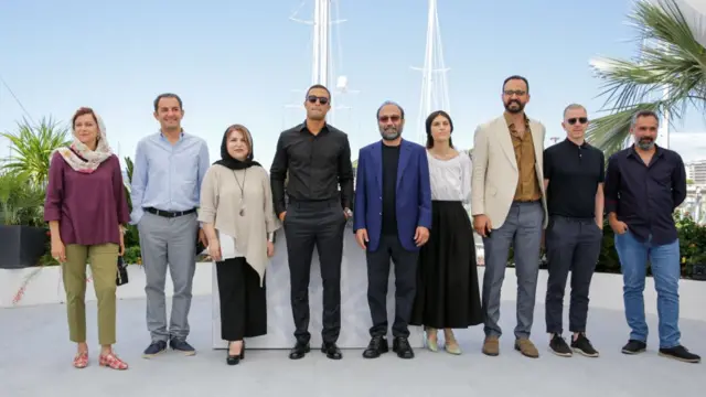 اصغر فرهادی و بازیگران و عوامل تولید فیلم قهرمان در حاشیه جشنواره کن امسال