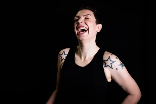 벡의 환한 웃음: 쌍둥이 엄마인 벡은 별을 사랑하고 별이 그려져 있는 옷과 예술품을 산다