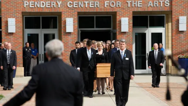 오토 웜비어의 장례식. 그는 북한에 1년 5개월 가량 억류되었다 혼수상태로 미국에 송환된 후 사망했다