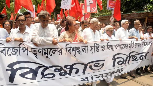 মূর্তিভাঙ্গার ঘটনার বিরুদ্ধে কলকাতায় বামফ্রন্টের বিক্ষোভ