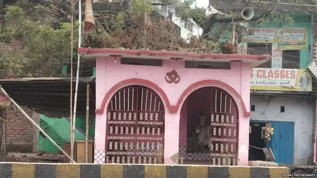 वो मंदिर जो हिंसा के दौरान क्षतिग्रस्त हुआ था.