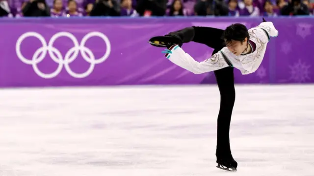 羽生目前是男单花滑总成绩的世界纪录保持者。