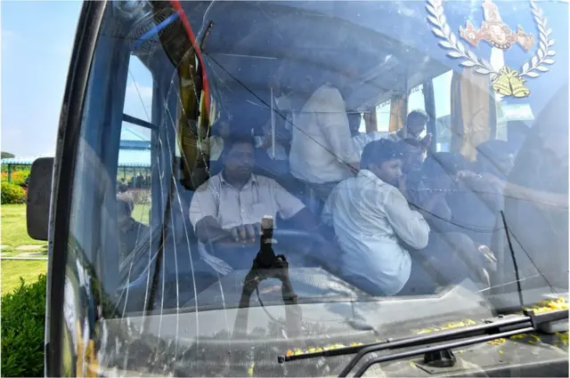 చంద్రబాబు బస్సుపై రాయి, పగిలిన అద్దం