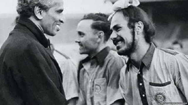 1948 ਦੇ ਲੰਡਨ ਓਲੰਪਿਕ ਵਿੱਚ ਇੰਗਲੈਂਡ ਵਿੱਚ ਭਾਰਤ ਦੇ ਤਤਕਾਲੀ ਹਾਈ ਕਮਿਸ਼ਨਰ ਕ੍ਰਿਸ਼ਣ ਮੈਨਨ ਨਾਲ ਹੱਥ ਮਿਲਾਉਂਦੇ ਬਲਬੀਰ ਸਿੰਘ ਸੀਨੀਅਰ