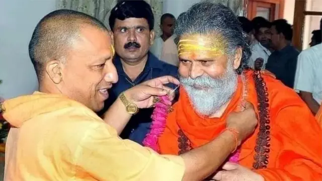 यूपी के मुख्यमंत्री योगी आदित्यनाथ के साथ महंत नरेंद्र गिरि