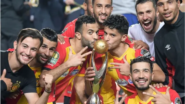 Awọn agbabọọlu Esperance n ṣajọyọ pẹluu ife ẹyẹ