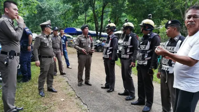 발자국과 같은 흔적이 발견됐고, 동굴 내 물이 닿지 않는 건조 지역에도 손바닥 자국이 나 있었다