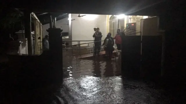 द्रमुक पक्षाचे प्रमुख करुणानिधी यांचं घरही पाण्यात बुडालं आहे.