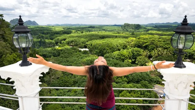 Chica levantando los brazos