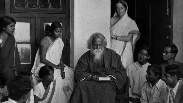 শান্তিনিকেতনে রবীন্দ্রনাথের বিশ্বভারতী বিশ্ববিদ্যালয়ে শিক্ষার্থীরা। (ছবি জানুয়ারি ১৯২৯)