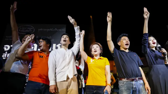 สมาชิกพรรคอนาคตใหม่ชู 3 นิ้ว