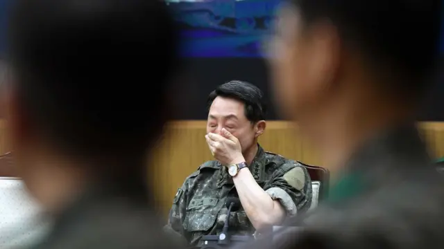 이석구 국군기무사령관이 16일 오후 서울 용산구 국방부에서 열린 기무사 문건 관련 긴급회의에서 생각에 잠겨 있다.