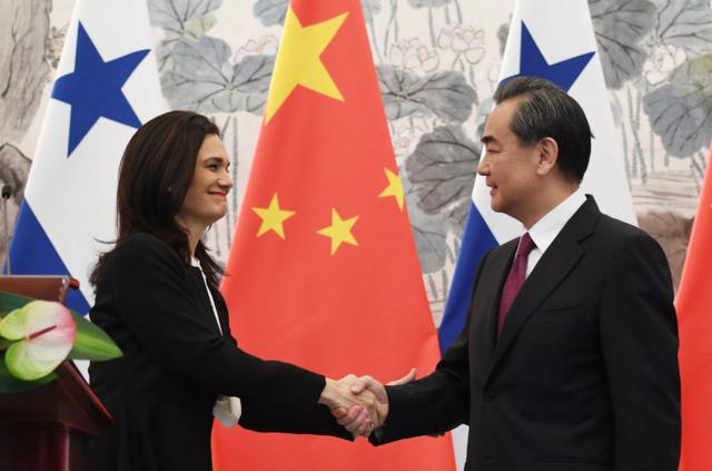 中國外長王毅6月13日在北京與巴拿馬副總統兼外長德聖馬洛簽署了兩國建交的聯合公報。
