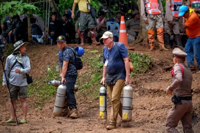 นักดำน้ำชาวต่างชาติคนหนึ่ง เดินออกมาจากถ้ำหลวง-ขุนน้ำนางนอน เมื่อวันที่ 29 มิ.ย. 2561