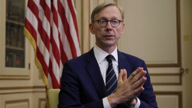 برایان هوک امروز در پاریس به رویترز گفت که به عقیده او تحریم‌های ایران در حال نتیجه دادن است