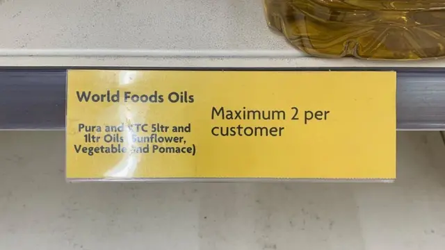 ভোজ্য তেলের সংকটের কারণে অনেকে দেশে ক্রেতাদের তেল কেনার সীমা বেধে দিয়েছে সেদেশের দোকানগুলো