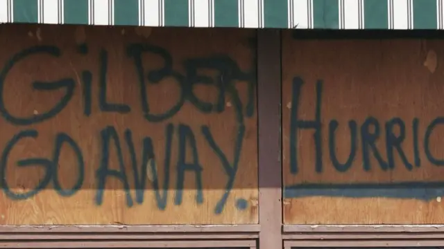 Un restaurante de Galveston, Texas, con un letrero en el que se lee, "Gilbert go away".