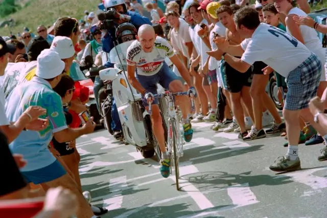Hay un consenso general que el italiano Marco Pantani es quien posee el récord al completar el ascenso en 37 minutos y 35 segundos en 1997.