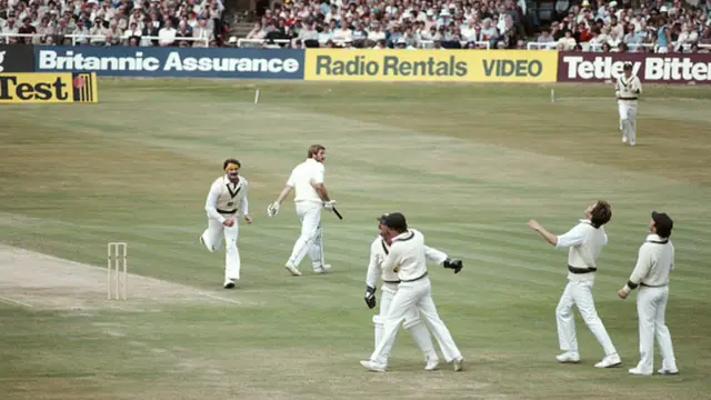 1981లో ఇంగ్లాండ్- ఆస్ట్రేలియాల మధ్య జరిగిన మ్యాచ్‌లో ఇయాన్ బోథమ్‌ను లిల్లీ అవుట్ చేశాడు.