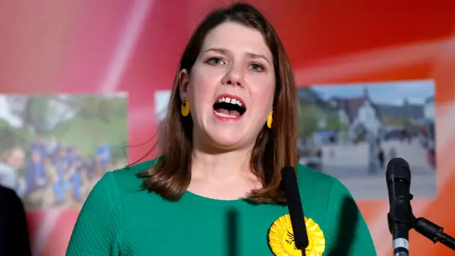 جو سوینسون هم گفته است از رهبری حزب لیبرال دموکرات کنار می‌رود