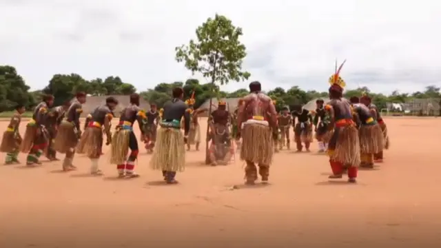 Hombres kuikuro participando en una danza tradicional.