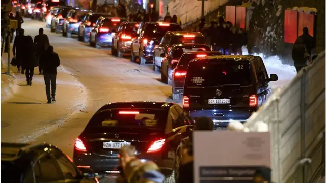 Fila de limusinas en Davos.