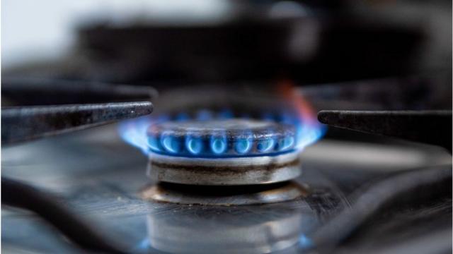 Un utensilio de cocina de metal colocado en una estufa de gas utilizando  gas natural como combustible el precio del gas en europa