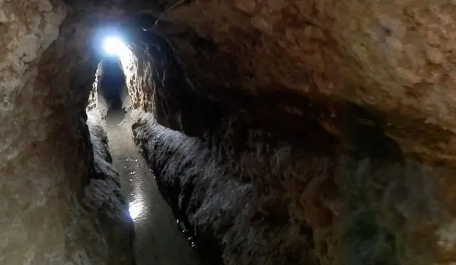 Qanat atau saluran air bawah tanah.