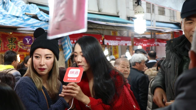 近几年年货大街也搭上网路直播风潮,连中国大陆网站也请网红担任直播主持人。