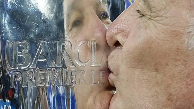 رانیری تیمش را با ۱۰ امتیاز اختلاف قهرمان لیگ برتر فوتبال انگلستان کرد