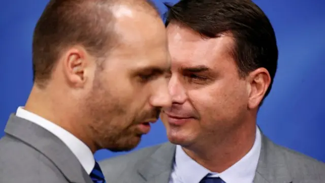 Eduardo Bolsonaro e Flavio Bolsonaro20 reais betanoperfil, engravatados,20 reais betanoevento