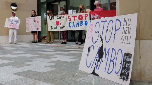 Manifestantes protestan en Edimburgo contra el campo petrolero de Cambo
