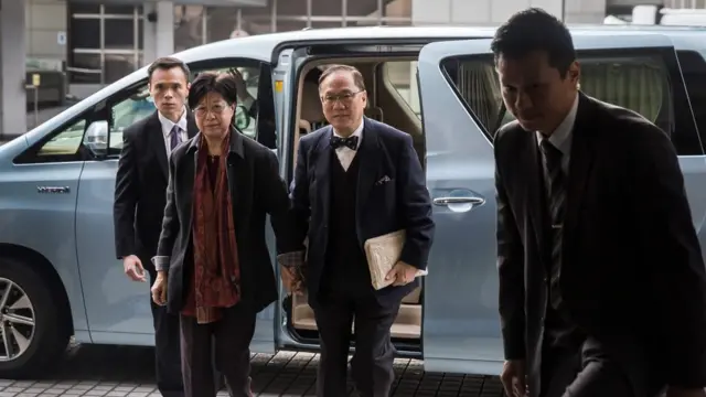 前任香港特首曾荫权早前在妻子陪同下出庭