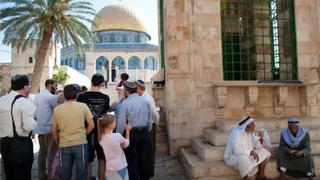 Иерусалимде иудейлердин, христиандардын жана мусулмандардын ыйык деп санаган жайлары жайгашкан