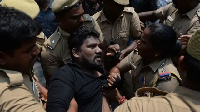 காவிரி மேலாண்மை வாரியப் போராட்டத்தில் போலீஸ் பிடியில் இளைஞர்.
