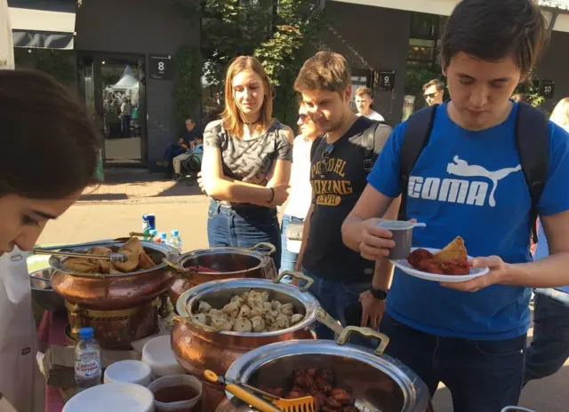 ભારતીય વાનગીઓનો આસ્વાદ માણી રહેલા રશિયન યુવા