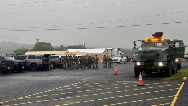 டெக்சாஸில் திடீர் வெள்ளம்: காணாமல் போன குழந்தைகள், அடித்துச் செல்லப்பட்ட வீடுகள்