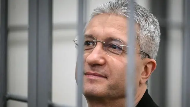 Rusya'nın eski savunma bakan yardımcısı Timur İvanov, Moskova'da bir mahkemede görülen duruşmada kararı dinliyor.