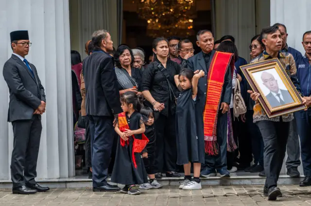 Menteri Luar Negeri Indonesia Sugiono (kiri) bersama keluarga besar dan pegawai Kementerian Luar Negeri melepas jenazah Staf Kedutaan Besar Republik Indonesia (KBRI) Lima, Republik Peru, Zetro Leonardo Pubra saat penghormatan terakhir di Gedung Pancasila, Kementerian Luar Negeri, Jakarta, Kamis (11/9/2025).