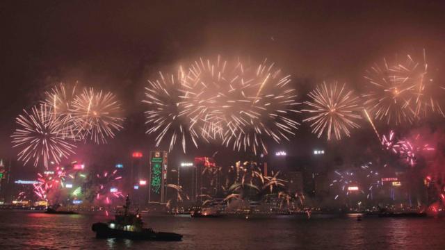 香港一年一度的新年烟花汇演在维多利亚港举行。