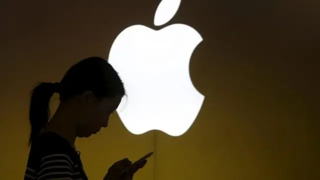 Apple, девушка смотрит в телефон