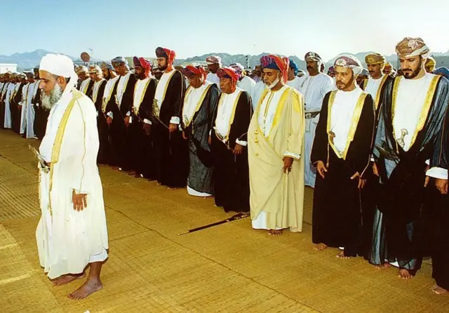 تصویری از نماز جماعت با حضور خانواده سلطنتی و سلطان قابوس، پادشاه پیشین عمان به امامت شیخ خلیلی مفتی اعظم این کشور