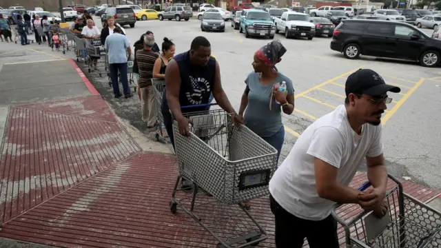 Houston'da yaşayanlar gıda sırasında (30 Ağustos 2017)