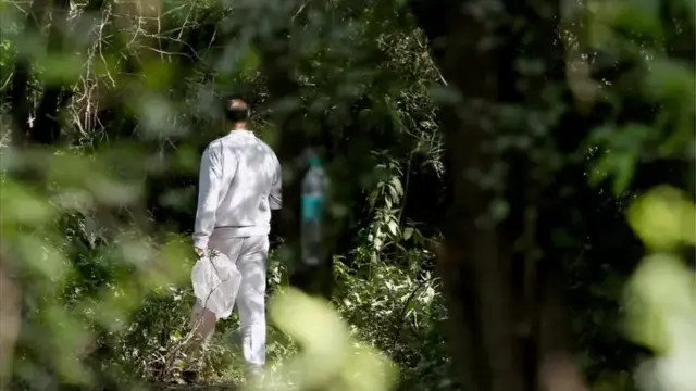 दिल्ली के जंगल में सबूत तलाशती पुलिस टीम