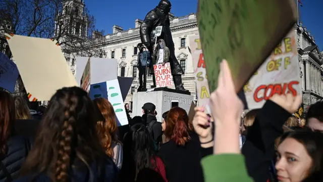 Orta okul, lise ve üniversite öğrencileri, Londra sokaklarında toplanmaya başladı