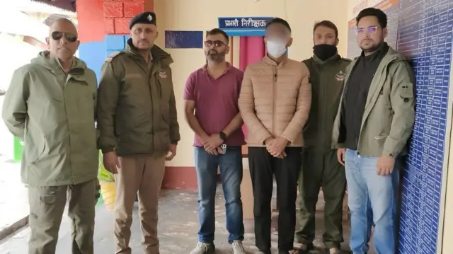 इस मामले में पुलिस ने एक कर्मचारी को गिरफ़्तार किया है