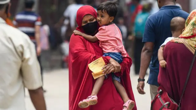 গর্ভবতী নারী ছাড়া এক বা তার চেয়ে বেশি বয়সের সব নাগরিককে বিনামূল্যে দেওয়া হবে ইউরিকল প্লাস নামের টিকাটি।